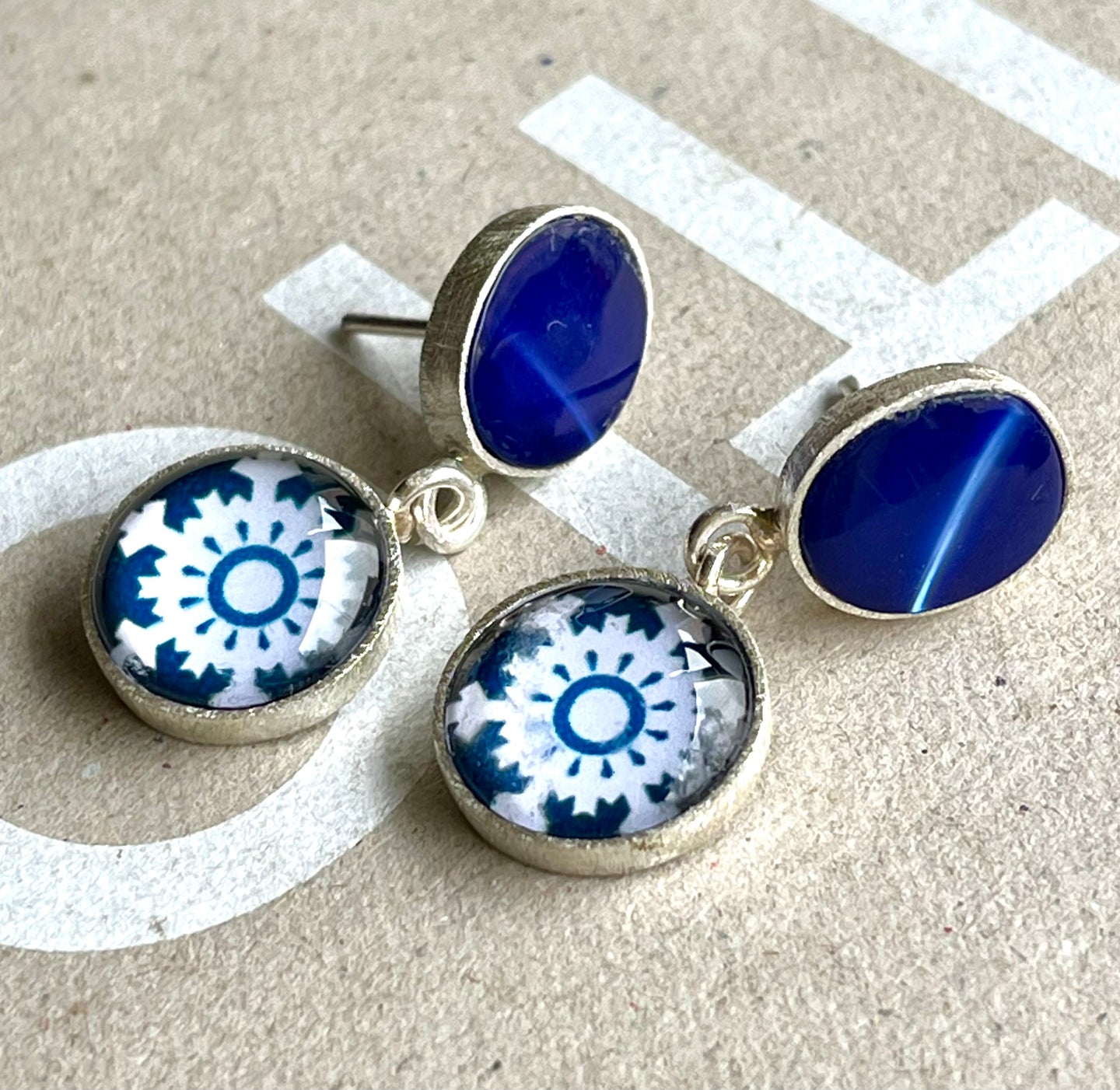 aros plata, botones y resina