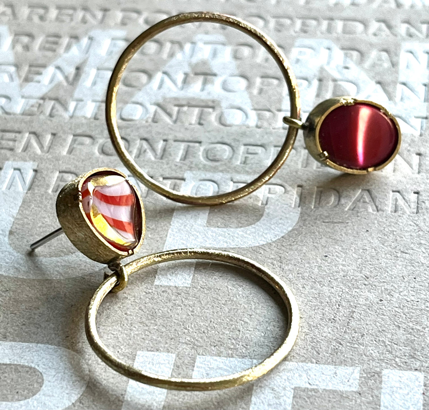 aros de bronce y botones