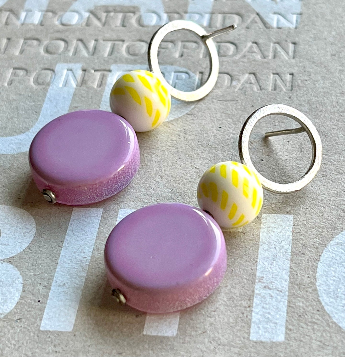 aros plata, cuentas Japón y baquelitas