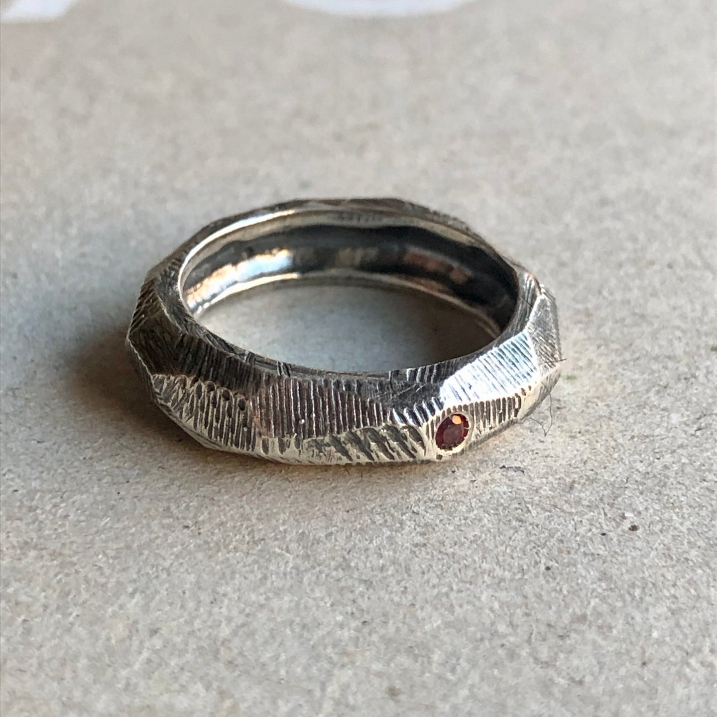 anillo granate