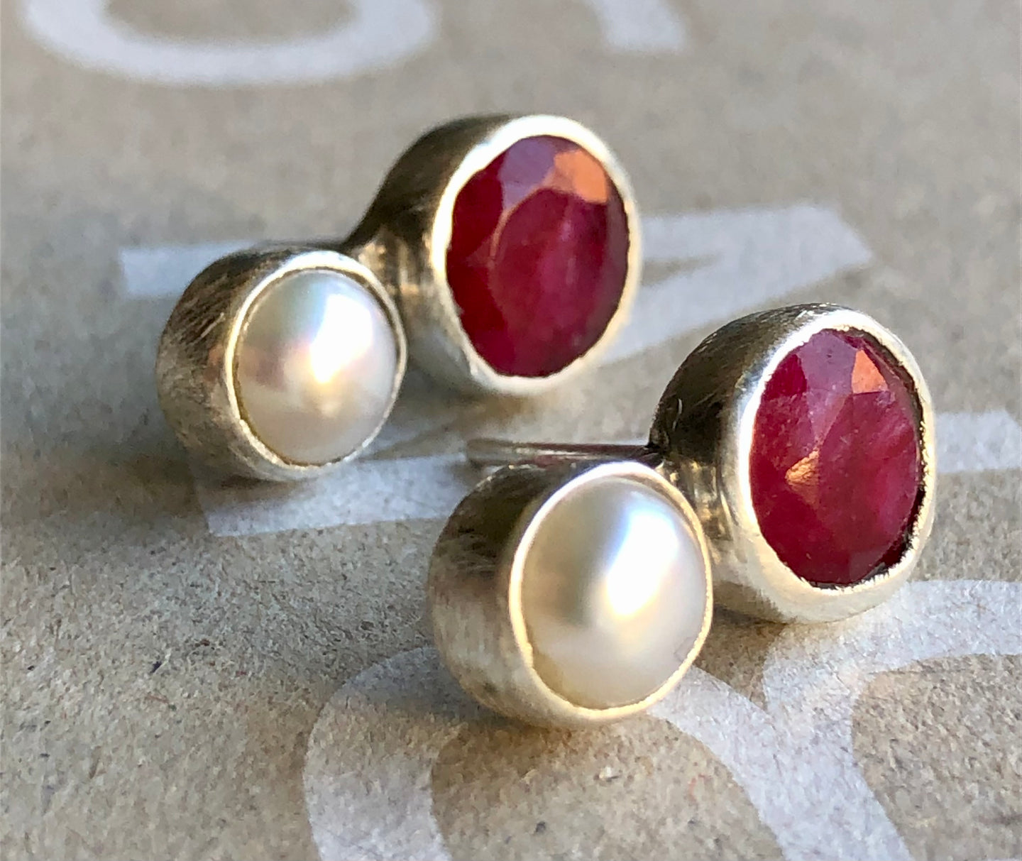 aros perlas y raíz de rubí