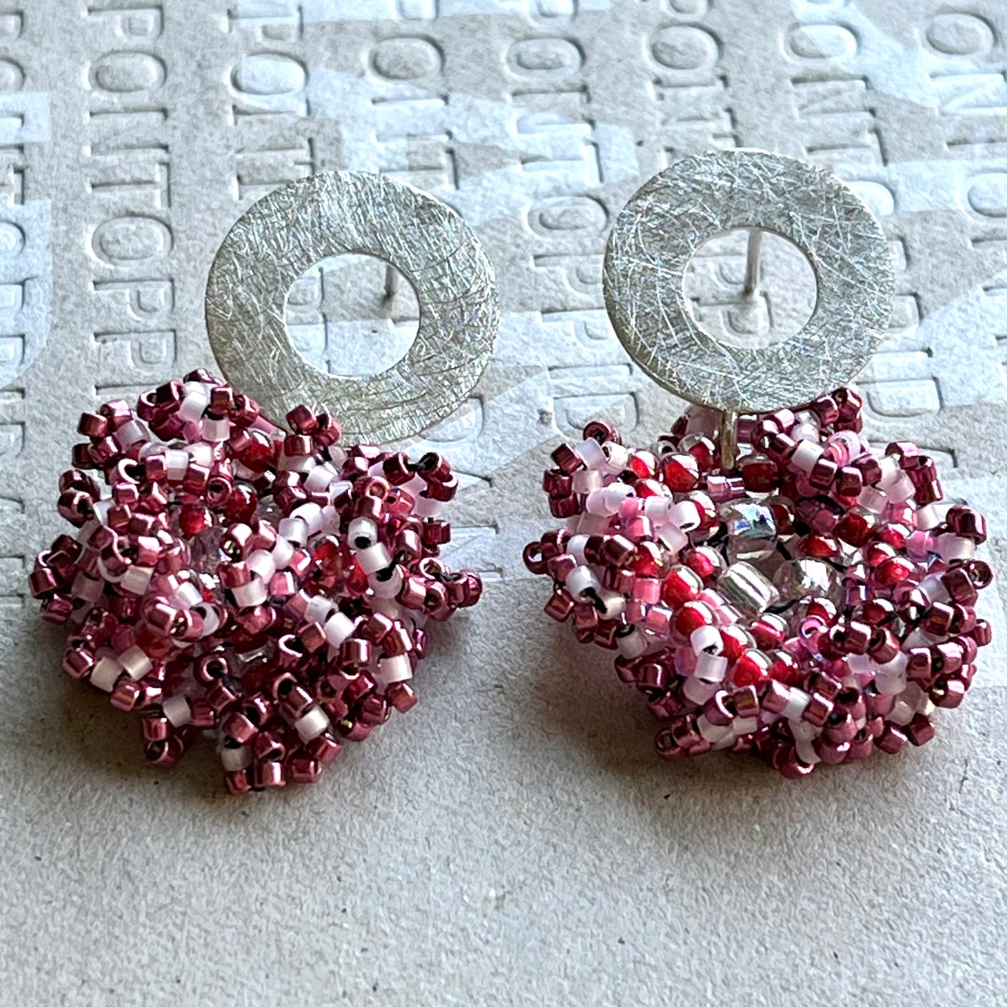 aros de plata con mostacillas japonesas.