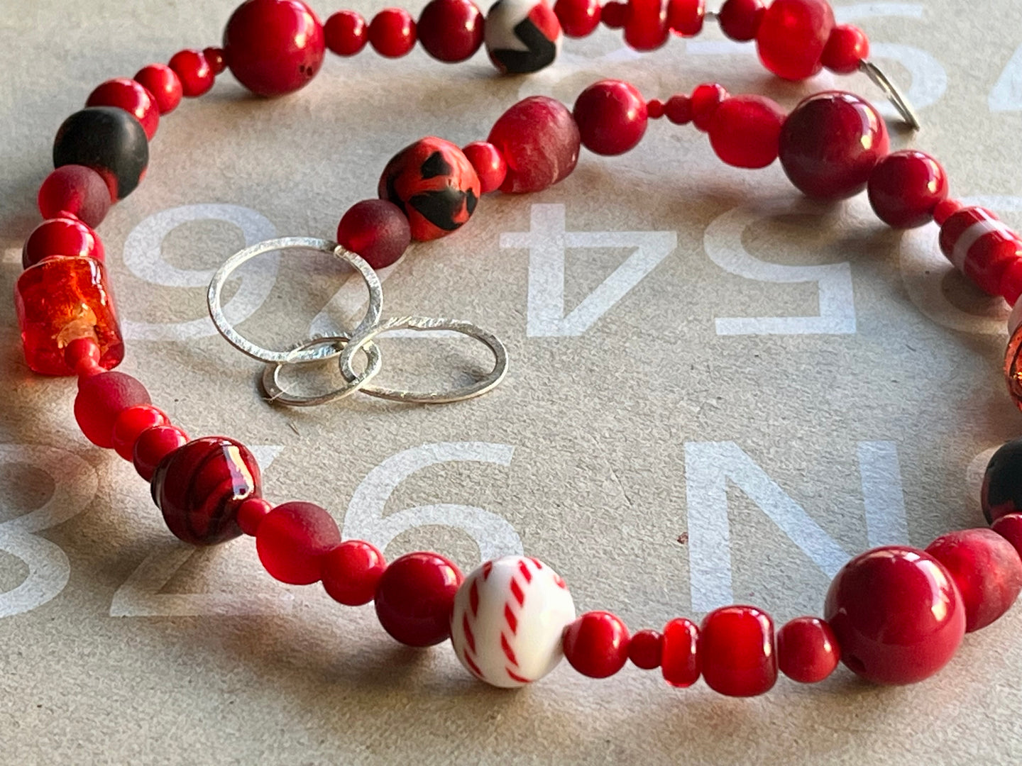 collar rojo mix