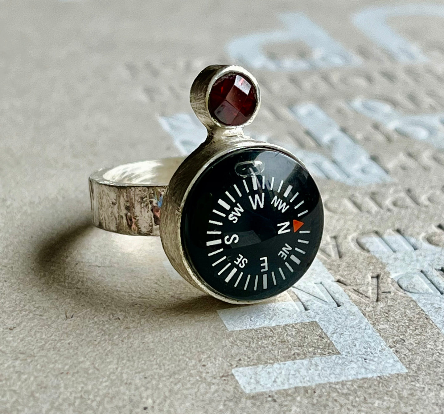 anillo brújula