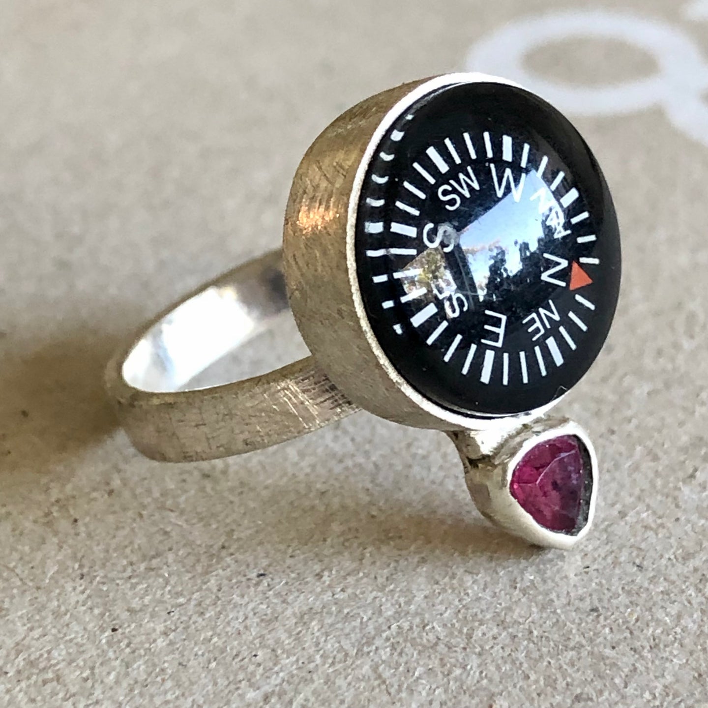anillo brújula
