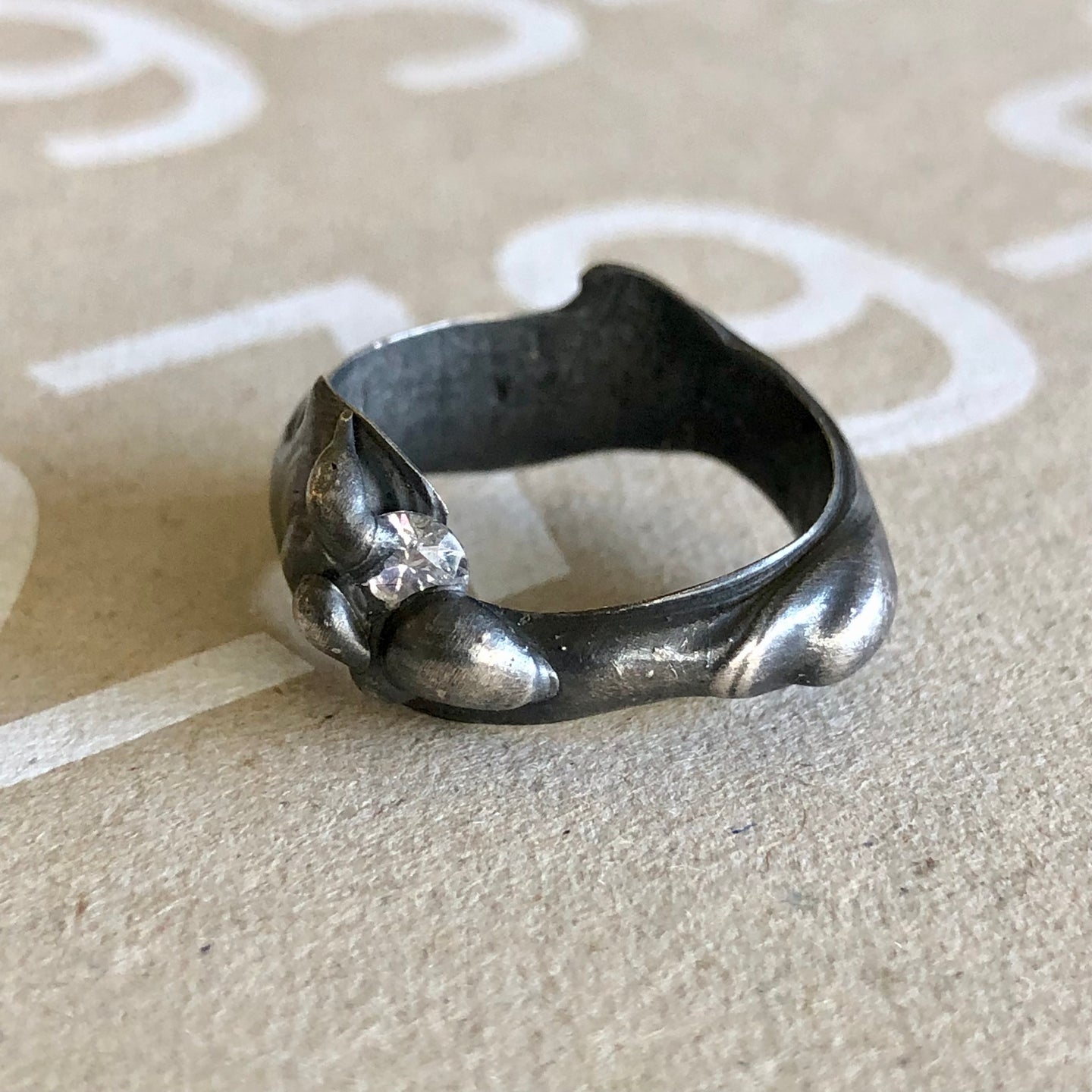 anillo circón