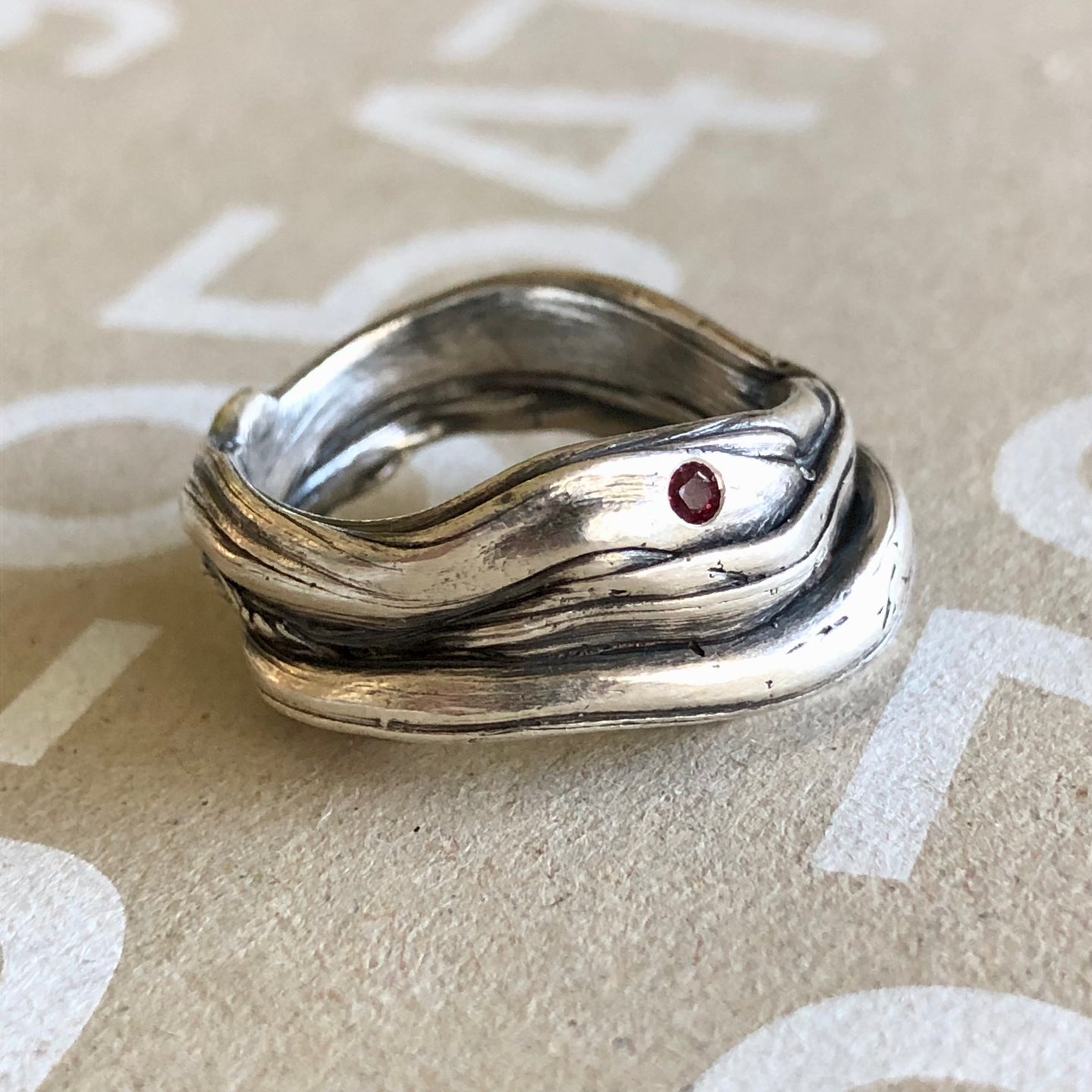 anillo con granate