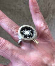 Cargar imagen en el visor de la galería, anillo con movimiento
