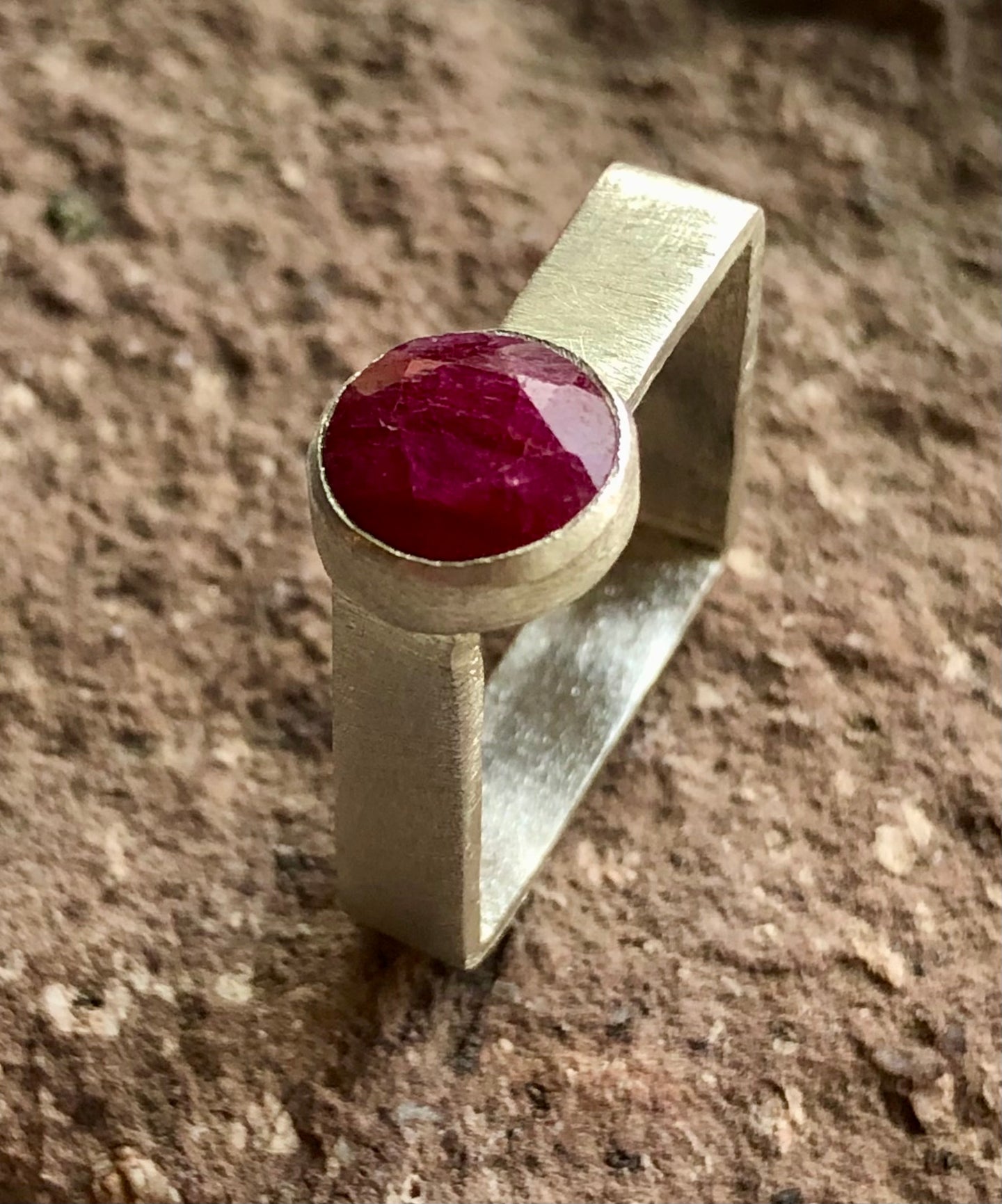 anillo rubí