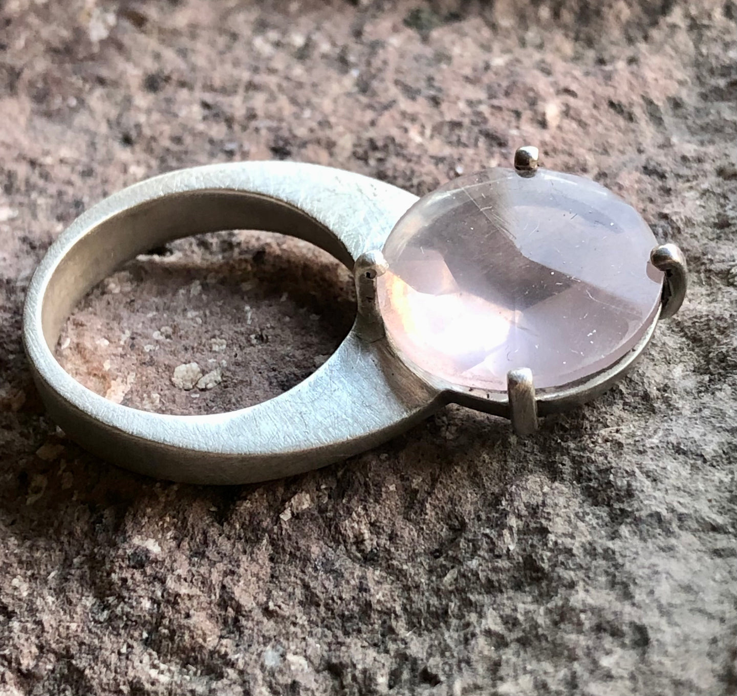 anillo cuarzo rosa
