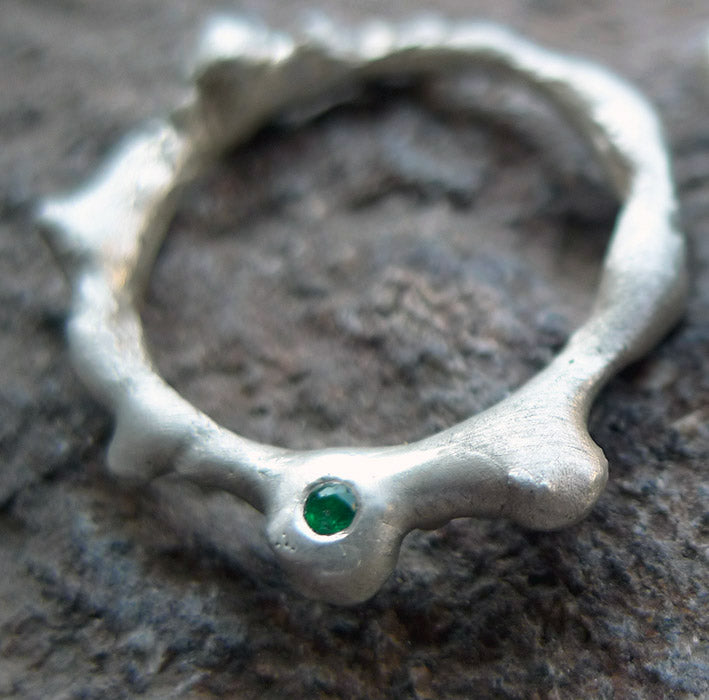 anillo con esmeralda