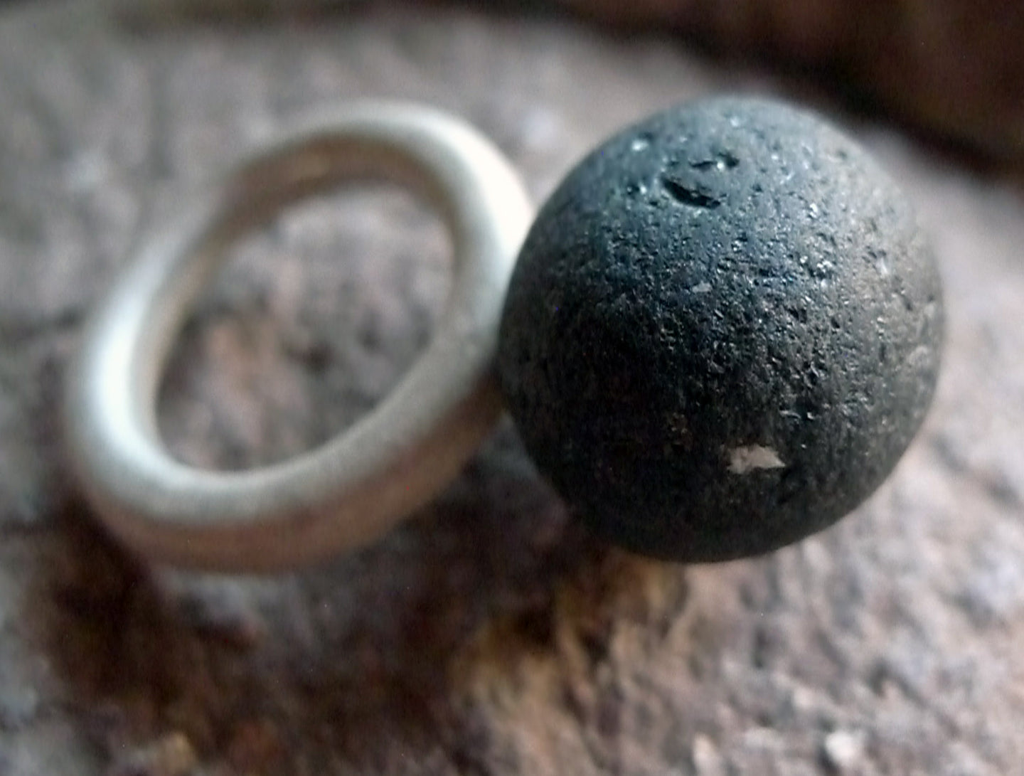 anillo piedra redonda